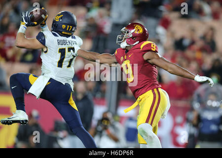 Los Angeles, Kalifornien, USA. 27. Oktober 2016. 27. Oktober 2016: California Golden Bears Sicherheit Luke Rubenzer (17) Schritte vor beabsichtigten Empfänger USC Trojans Wide Receiver JuJu Smith-Schuster (9) für eine Interception in der Endzone auf einer schlechten werfen von USC Trojans quarterback Sam Darnold (14) im Spiel zwischen den Cal Bears und den USC Trojans, das Kolosseum in Los Angeles, CA. Peter Joneleit / Zuma Wire Service Credit : Live-Nachrichten Peter Joneleit/ZUMA Draht/Alamy Stockfoto