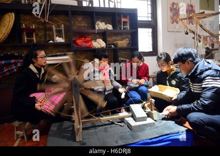 Liaocheng, Liaocheng, China. 17. November 2016. Liaocheng, CHINA-17. November 2016: (nur zur redaktionellen Verwendung. CHINA HERAUS). Ein Student lernt, in Liaocheng, Ost-China Shandong Provinz, 17. November 2016 zu spinnen. Die ausländischen Studenten erlebt chinesische immaterielles Kulturerbe und traditionelles Handwerk einschließlich Tuch Weben und Diabolo, Kennzeichnung der Welt Schülertag der 17. November jedes Jahr fällt. © SIPA Asien/ZUMA Draht/Alamy Live-Nachrichten Stockfoto