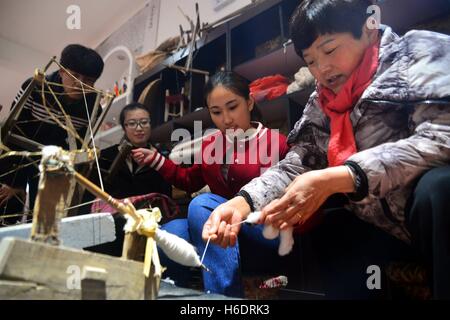 Liaocheng, Liaocheng, China. 17. November 2016. Liaocheng, CHINA-17. November 2016: (nur zur redaktionellen Verwendung. CHINA HERAUS). Ein Volkskünstler lehrt Studenten, 17. November 2016 in Liaocheng, Ost-China Shandong Provinz, zu spinnen. Die ausländischen Studenten erlebt chinesische immaterielles Kulturerbe und traditionelles Handwerk einschließlich Tuch Weben und Diabolo, Kennzeichnung der Welt Schülertag der 17. November jedes Jahr fällt. © SIPA Asien/ZUMA Draht/Alamy Live-Nachrichten Stockfoto