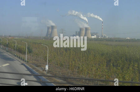 China. 17. November 2016. Shandong, CHINA-17. November 2016: (nur zur redaktionellen Verwendung. CHINA aus) Fabriken emittierende Abgas in die Atmosphäre neben der Qingdao-Jinan Railway in der ostchinesischen Provinz Shandong, 15. November 2016. Nach der kürzlich veröffentlichten 13. Fünfjahresplan auf nationale Wirtschaft und soziale Entwicklung am 17. November wird China Einrichtung der ökologischen Zivilisation immer mehr Bedeutung beimessen und Umweltschutz Steuer für Unternehmen zu erheben. © SIPA Asien/ZUMA Draht/Alamy Live-Nachrichten Stockfoto