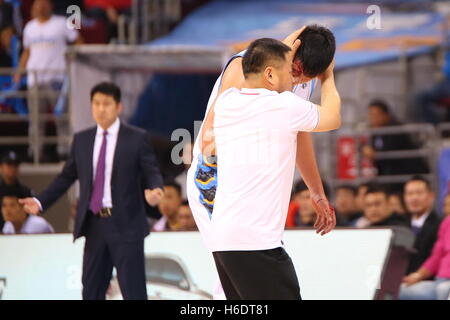 Peking, Peking, China. 16. November 2016. Peking, CHINA-17. November 2016: (nur zur redaktionellen Verwendung. CHINA aus) chinesische Basketballspieler Zhang Songtao verletzt bei der CBA Übereinstimmung von Peking Enten VS Beijing Begcl Basketball Club in Peking, 16. November 2016. © SIPA Asien/ZUMA Draht/Alamy Live-Nachrichten Stockfoto