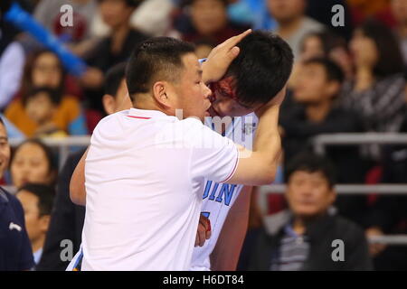 Peking, Peking, China. 16. November 2016. Peking, CHINA-17. November 2016: (nur zur redaktionellen Verwendung. CHINA aus) chinesische Basketballspieler Zhang Songtao verletzt bei der CBA Übereinstimmung von Peking Enten VS Beijing Begcl Basketball Club in Peking, 16. November 2016. © SIPA Asien/ZUMA Draht/Alamy Live-Nachrichten Stockfoto