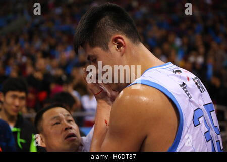 Peking, Peking, China. 16. November 2016. Peking, CHINA-17. November 2016: (nur zur redaktionellen Verwendung. CHINA aus) chinesische Basketballspieler Zhang Songtao verletzt bei der CBA Übereinstimmung von Peking Enten VS Beijing Begcl Basketball Club in Peking, 16. November 2016. © SIPA Asien/ZUMA Draht/Alamy Live-Nachrichten Stockfoto