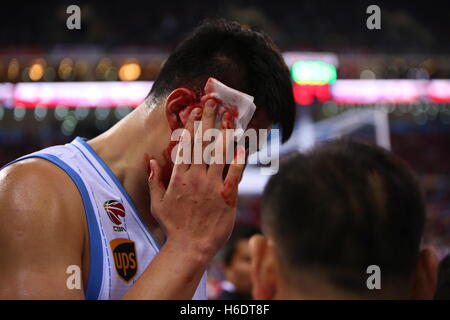 Peking, Peking, China. 16. November 2016. Peking, CHINA-17. November 2016: (nur zur redaktionellen Verwendung. CHINA aus) chinesische Basketballspieler Zhang Songtao verletzt bei der CBA Übereinstimmung von Peking Enten VS Beijing Begcl Basketball Club in Peking, 16. November 2016. © SIPA Asien/ZUMA Draht/Alamy Live-Nachrichten Stockfoto