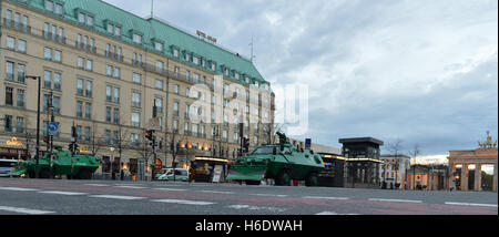 Gepanzerte Polizeifahrzeuge stehen vor dem Hotel Adlon in Berlin, Deutschland, 18. November 2016. US-Präsident Obama ist hier bis heute wohnhaft. Foto: PAUL ZINKEN/dpa Stockfoto