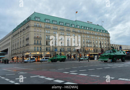 Gepanzerte Polizeifahrzeuge stehen vor dem Hotel Adlon in Berlin, Deutschland, 18. November 2016. US-Präsident Obama ist hier bis heute wohnhaft. Foto: PAUL ZINKEN/dpa Stockfoto