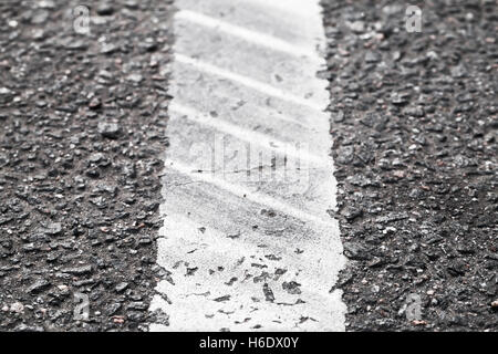 Weiße Dividung Linie mit Reifenspuren, Autobahn Straße markiert. Abstrakte Transport Hintergrund Stockfoto