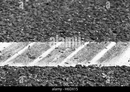 Weiße Linie mit Reifen verfolgt über es, Autobahn Straßenmarkierung Fragment. Abstrakte Transport Hintergrund Stockfoto