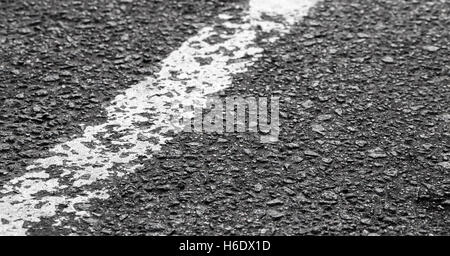 Weiße Trennlinie auf Asphalt, Autobahn Straßenmarkierung. Abstrakte Transport Hintergrund Stockfoto