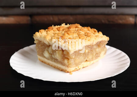 Apfelkuchen auf Einweg Pappteller. Doppelte Kruste Apfelkuchen mit Zimt mit Mürbeteig gemacht. Stockfoto