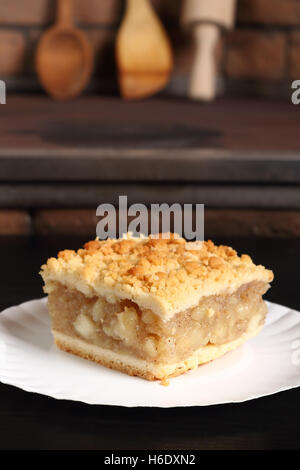 Apfelkuchen auf Einweg Pappteller. Doppelte Kruste Apfelkuchen mit Zimt mit Mürbeteig gemacht. Stockfoto