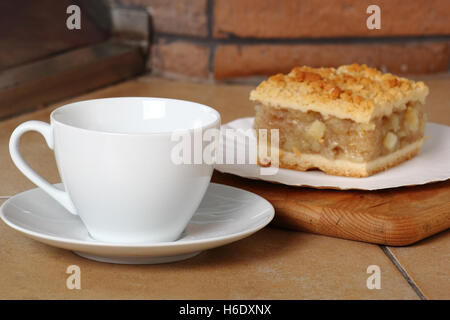 Apfelkuchen und Kaffee-Obertasse Stockfoto