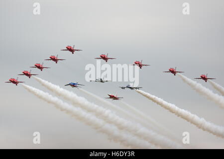 Die Red Arrows durchgeführt ihre Anzeige auf der RIAT 2014 bei Fairford, UK mit Mitgliedern der anderen Kunstflug Display teams Stockfoto