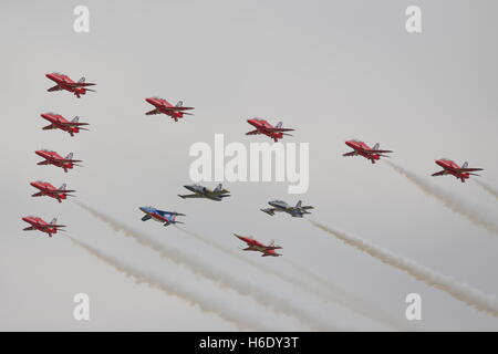 Die Red Arrows durchgeführt ihre Anzeige auf der RIAT 2014 bei Fairford, UK mit Mitgliedern der anderen Kunstflug Display teams Stockfoto