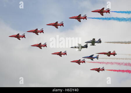 Die Red Arrows durchgeführt ihre Anzeige auf der RIAT 2014 bei Fairford, UK mit Mitgliedern der anderen Kunstflug Display teams Stockfoto