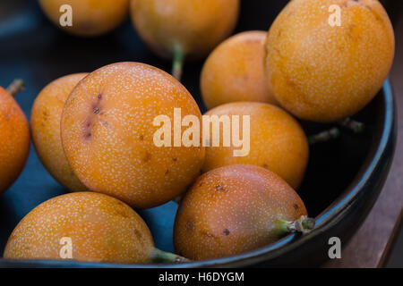 Süß und frisch Gruppe von Granadilla oder Grenadia: Leidenschaft exotische Südfrüchte Stockfoto