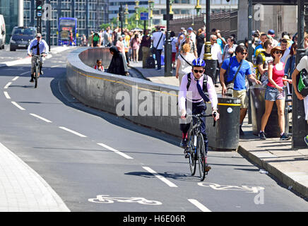 London, England, Vereinigtes Königreich. Radfahrer, die mit den neuen Fahrradweg auf Westminster Bridge Stockfoto