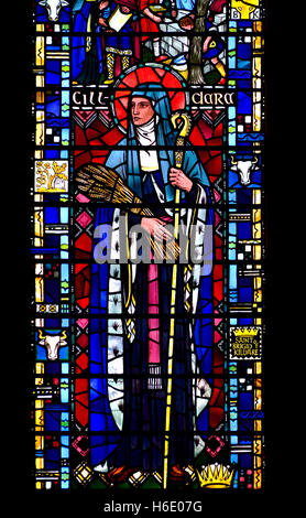 London, England, Vereinigtes Königreich. St. Etheldreda Kirche in Ely Place, alte Kapelle von Bischof von Ely. Glasmalerei-Fenster: Ostfenster Stockfoto