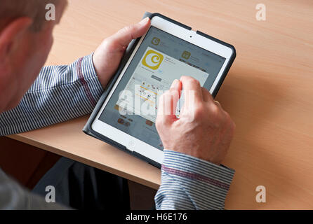Nahaufnahme eines Mannes, der sich Ocado Shop Store Supermarkt Lebensmittel Shopping App auf Tablet ipad England Großbritannien Großbritannien Großbritannien Großbritannien Großbritannien Großbritannien Großbritannien Großbritannien Großbritannien Großbritannien Großbritannien Großbritannien Großbritannien Großbritannien Großbritannien Großbritannien Großbritannien Großbritannien Großbritannien Großbritannien Großbritannien Großbritannien Großbritannien Großbritannien Großbritannien Großbritannien Großbritannien Großbritannien Großbritannien Großbritannien Großbritannien Großbritannien Stockfoto