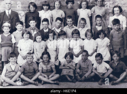 Kleine Schule Kinder in einem Jahrgang der Schule klasse Foto ca. 1937 in Beaumaris Wales Vereinigtes Königreich genommen Stockfoto