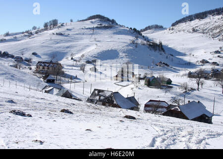 Winter in einem Dorf in Karpaten Stockfoto