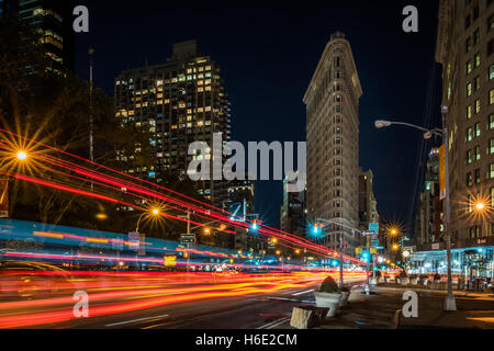 Langzeitbelichtung geschossen Erfassung der einzigartigen Flatiron Gebäude in New York. Eines der beliebtesten NYC-Symbole. NYC-Wahrzeichen Stockfoto