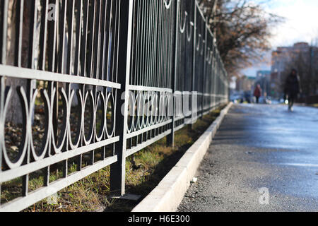 Straße Schmiedeeisen Zaun Stockfoto