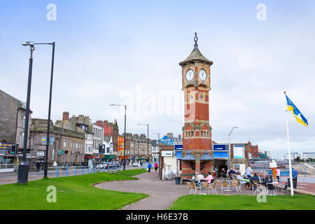 Uhrturm mit Fisch & Chips Shop in Morecambe Lancashire UK Stockfoto