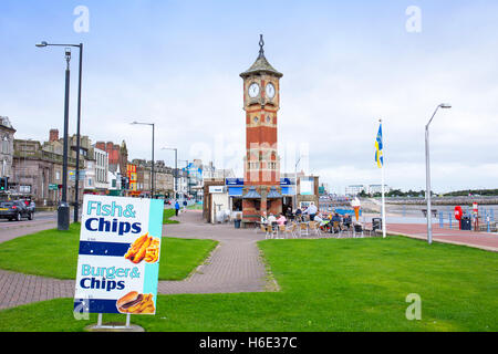 Uhrturm mit Fisch & Chips Shop in Morecambe Lancashire UK Stockfoto