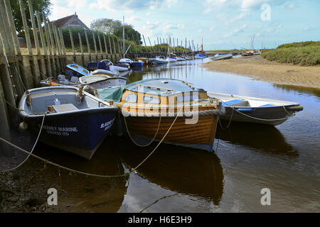 Bootsliegeplätze am Creek im Blakeney, Norfolk Stockfoto