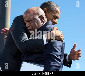 US-Präsident Barack Obama umarmt Georgien Kongressabgeordnete John Lewis während der 50. Jahrestag des Bloody Sunday und die bürgerlichen Rechte marschiert zum Gedenken an der Edmund Pettus Bridge 7. März 2015 in Selma, Alabama. Stockfoto