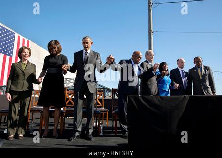 Ehemalige First Lady Laura Bush, First Lady Michelle Obama, Präsident Barack Obama, Georgien Kongressabgeordnete John Lewis und ehemaligen Präsidenten George W. Bush an den Händen halten und während einer Veranstaltung zum Gedenken an den 50. Jahrestag der blutigen Sonntag beten und die bürgerlichen Rechte marschiert an der Edmund Pettus Bridge 7. März 2015 in Selma, Alabama. Stockfoto