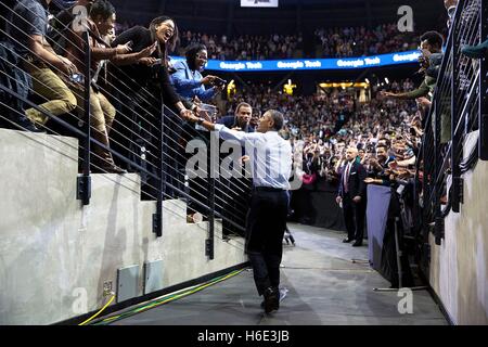 US-Präsident Barack Obama schüttelt Hände mit Crowd-Mitglieder auf seinem Weg auf die Bühne an der Georgia Tech 10. März 2015 in Atlanta, Georgia. Stockfoto