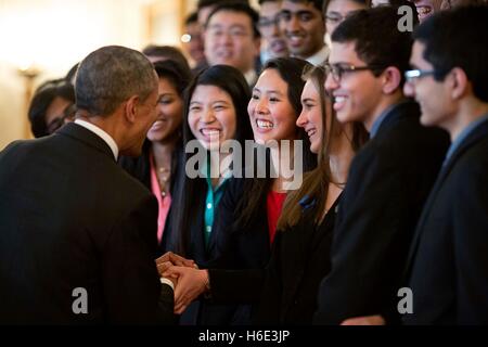 US-Präsident Barack Obama begrüßt die 2015 Intel Science Talent Search Finalisten in der White House Kreuz Halle 11. März 2015 in Washington, DC. Stockfoto