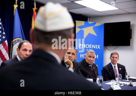 US-Präsident Barack Obama und Veterans Affairs Secretary Robert McDonald Treffen mit Veteranen und VA-Mitarbeiter bei einem Briefing an der Phoenix VA Medical Center 13. März 2015 in Phoenix, Arizona. Stockfoto