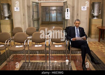 US-Präsident Barack Obama liest eine Programm vor dem Porträt Enthüllung für Generalstaatsanwalt Eric Holder, Jr. im U.S. Department of Justice 27. Februar 2015 in Washington, DC. Stockfoto