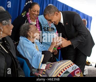 US-Präsident Barack Obama begrüßt ehemalige Fußsoldat Amelia Boynton Robinson hinter den Kulissen vor eine Veranstaltung zum Gedenken an den 50. Jahrestag der blutigen Sonntag und die bürgerlichen Rechte an der Edmund Pettus Bridge 7. März 2015 in Selma, Alabama marschiert. Stockfoto