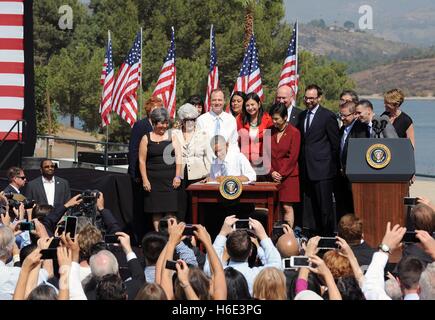US-Präsident Barack Obama kündigt die Bezeichnung der San Gabriel Mountains National Monument, eine Menschenmenge im Bonelli Regional Park 10. Oktober 2014 in San Dimas, Kalifornien. Stockfoto