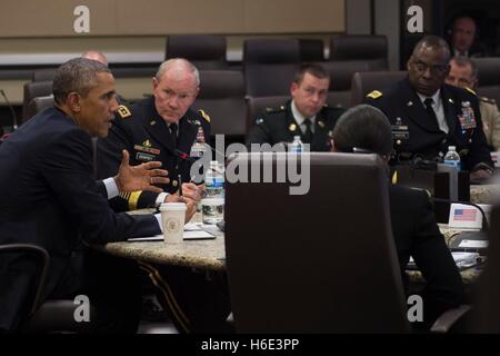 US-Präsident Barack Obama trifft sich mit militärischen Führer während einer Nahost-Strategiekonferenz auf der Andrews Air Force Base 14. Oktober 2014 in Prinz Georges County, Maryland. Stockfoto