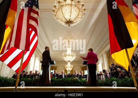 US-Präsident Barack Obama und Bundeskanzlerin Angela Merkel teilnehmen in einer gemeinsamen Pressekonferenz im Weißen Haus East Room 9. Februar 2015 in Washington, DC. Stockfoto