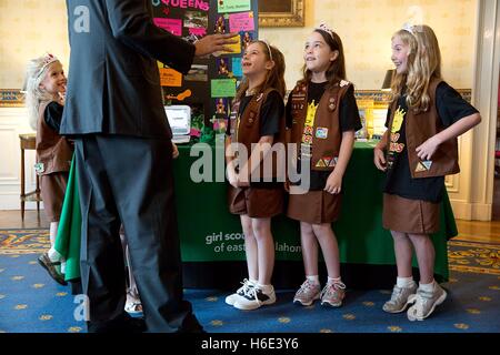 US-Präsident Barack Obama spricht mit Mädchen Pfadfindergruppe Mitglieder während der 2014 White House Science Fair im Weißen Haus Blue Room 27. Mai 2014 in Washington, DC. Stockfoto