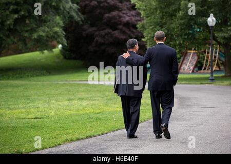 US-Präsident Barack Obama geht mit Veterans Affairs Secretary Eric Shinseki entlang der weißen Haus Süd Einfahrt nach seinem Rücktritt 30. Mai 2014 in Washington, DC zu akzeptieren. Stockfoto