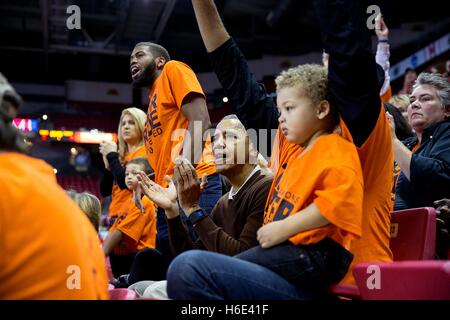 US-Präsident Barack Obama unterstützt Nichte Leslie Robinson an der Princeton University 2015 Womens NCAA Basketball-Turnier Spiel gegen die University of Wisconsin-Green Bay im Zentrum XFINITY 21. März 2015 in College Park, Maryland. Stockfoto
