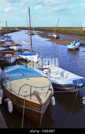 Boote auf dem Creek in Blakeney, Norfolk Stockfoto