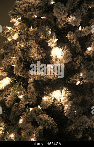 Detail der beleuchtete Weihnachtsbaum Stockfoto