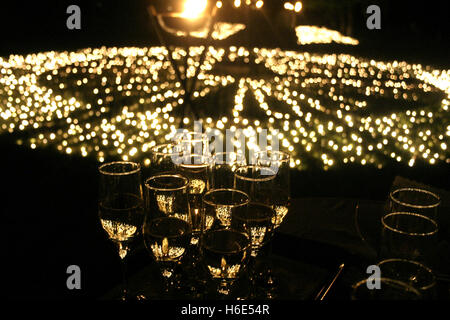 Glas Sekt bereit für die Gäste im großen party mit Lichter im Hintergrund Stockfoto