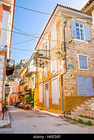 Die schattige Straße von der Hafenstadt führt zu der Burg Palmidi, jeder kann etwas Ruhe in den gemütlichen Cafés haben Stockfoto