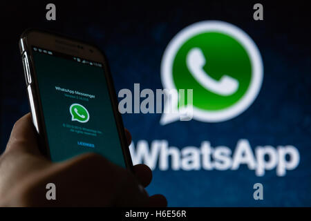 Ein Smartphone-Display zeigt WhatsApp Messenger-Anwendung Stockfoto