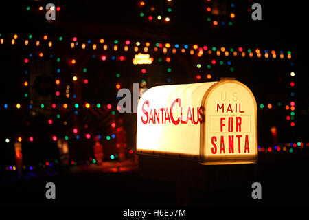 Haus dekoriert und beleuchtet für Weihnachten Stockfoto