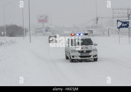 Bukarest, Rumänien 17. Januar 2016: ein Polizeiauto betritt die Autobahn A2, die wichtigsten Handelsroute verbindet Bukarest, th Stockfoto